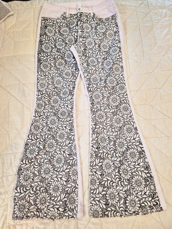 VENUS Denim - VENUS -Bootcut White w/Floral Embroidered Overlay- Size 12